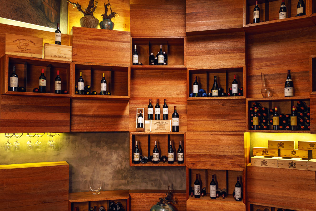 TAVARU — 鐵板燒和酒窖